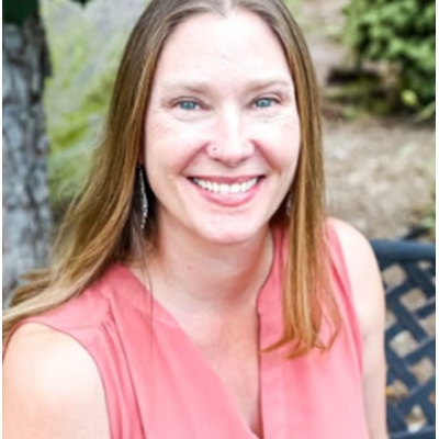Headshot of Leslie